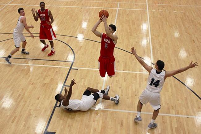 Men's Basketball overcomes late Aztec rally, win in Tucson, 76-69