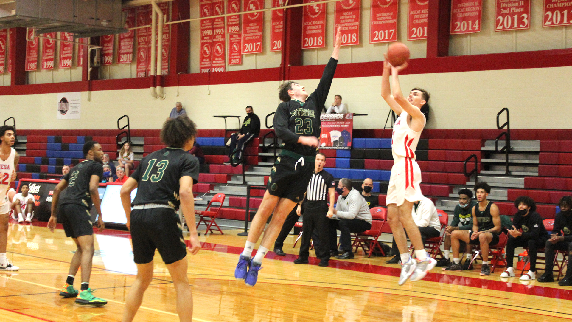 Men's basketball upsets Scottsdale, 68-58