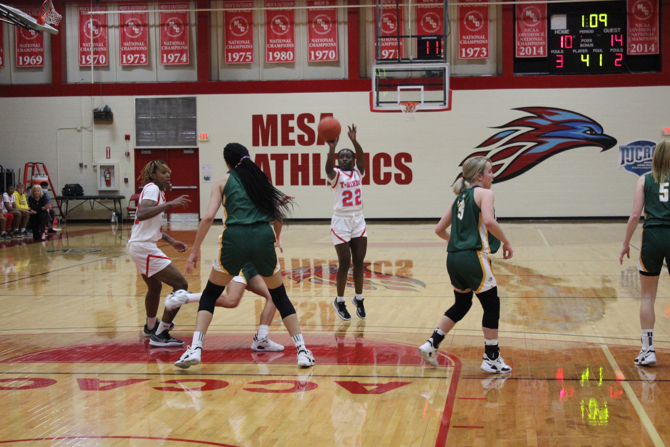 (RV) Thunderbirds Soar Past Lady Chaps 77-38