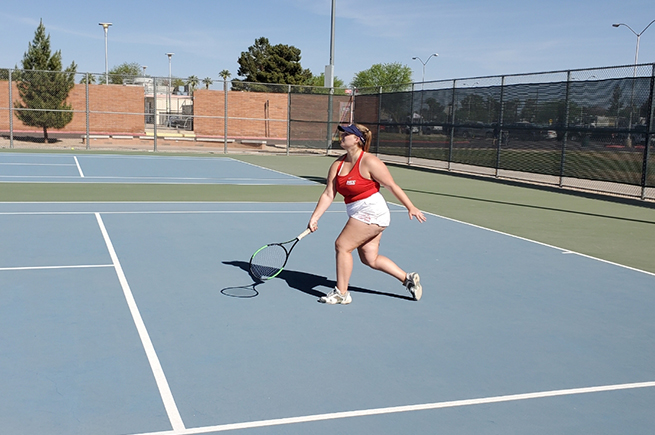 Women's tennis tops Glendale, 4-0, in regular season finale
